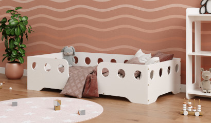 Drewniane łóżko z barierkami wykonane ze sklejki sosnowej w kolorze białym z wejściem na środku